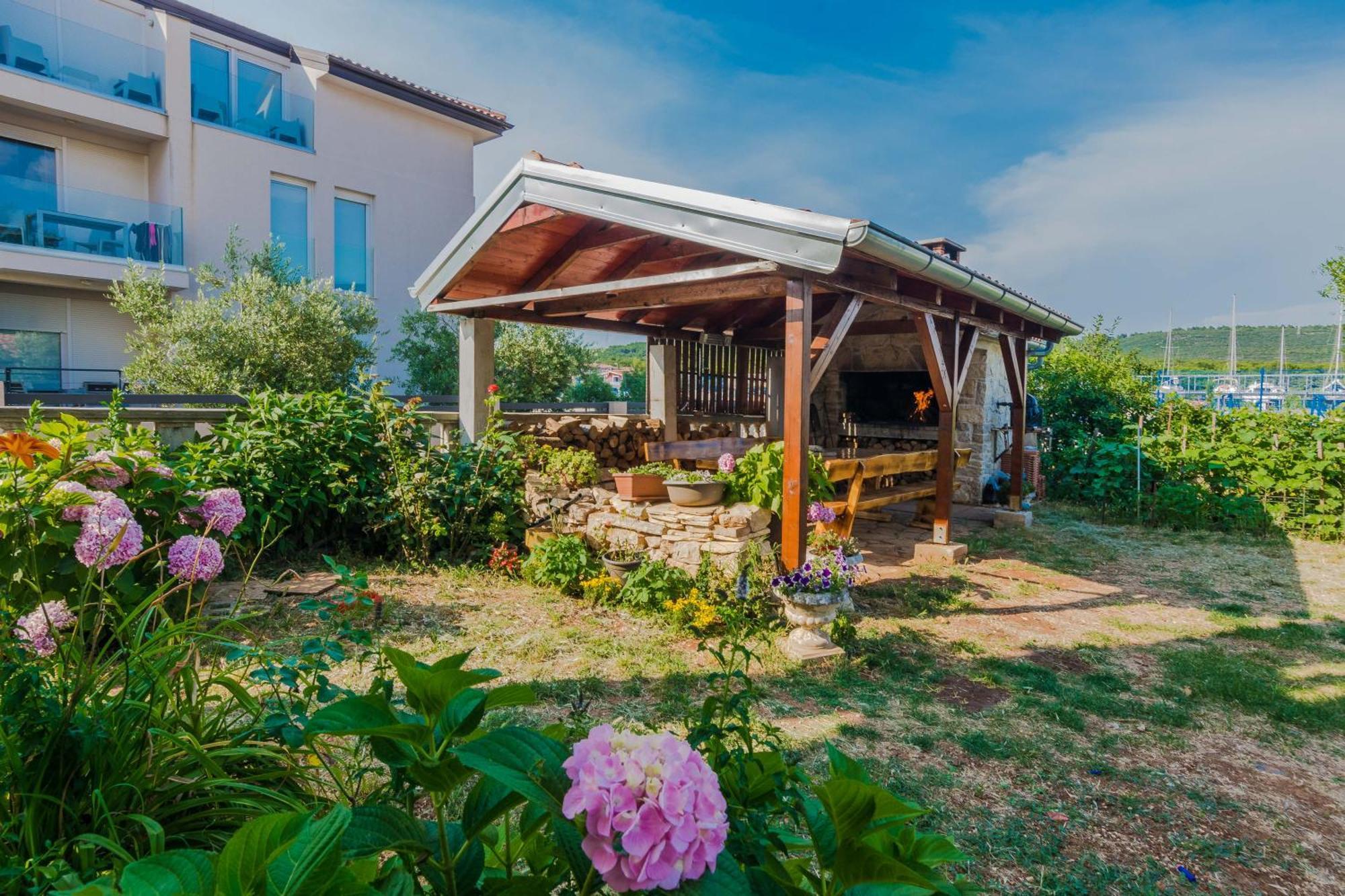 Luxury Apartments Monika Near The Sea With Private Parking Бибине Екстериор снимка